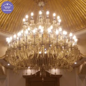 لوستر طبقاتی باکارات طلایی با نور پردازی گرم